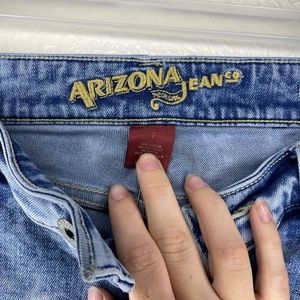 Arizona Jeans || SIZE 7 (FITS 4-6 STANDARD) || Pairs well with Vans Low-Tops